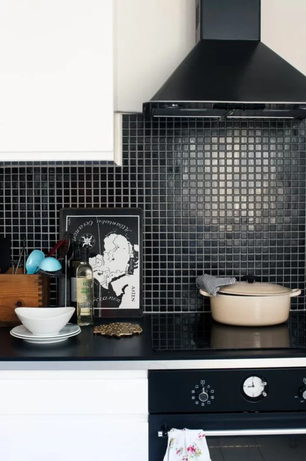 fliesenspiegel küche küchenrückwand ideen mosaikfliesen komplett schwarz