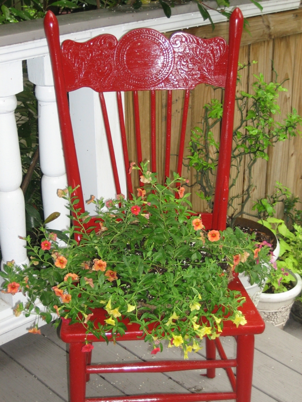 garten dekorieren alter roter stuhl einpflanzen
