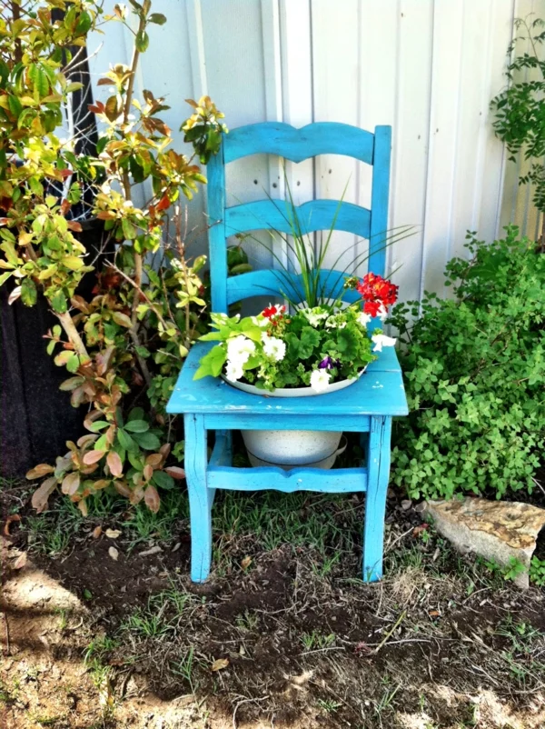 garten dekorieren blauer stuhl pflanzen