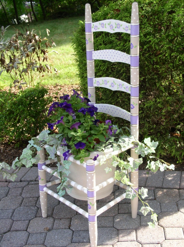 garten dekorieren weißer stuhl lila blüten