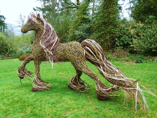 garten gestalten gartendeko pferd skulptur