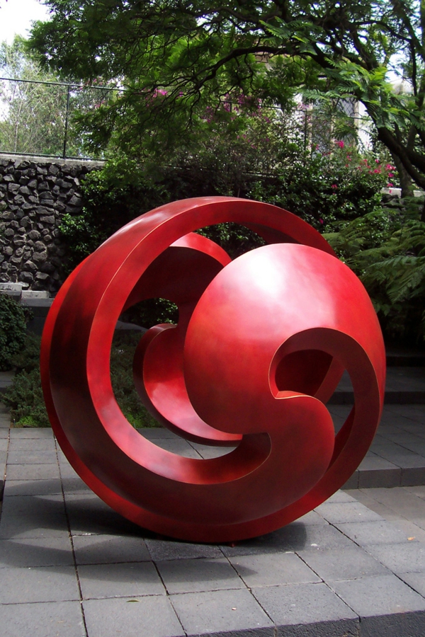 garten gestalten moderne rote skulptur