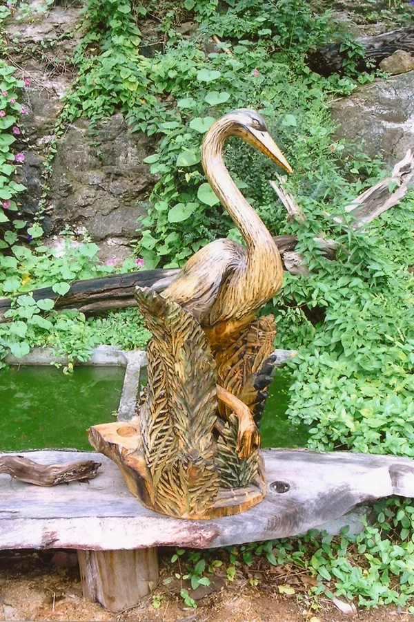 garten gestalten skulptur vogel holz