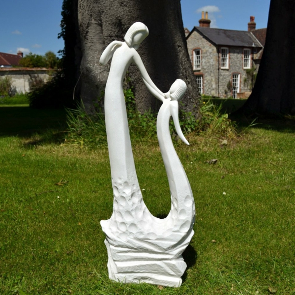 gartenfiguren weiße skulptur garten gestaltungsideen
