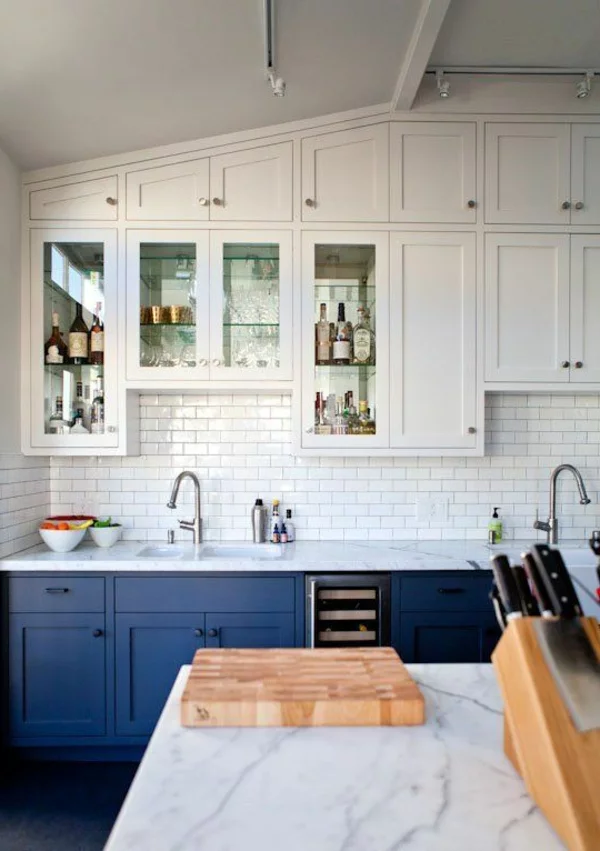 küche gestalten blaue küchenschränke weiße wandflisen