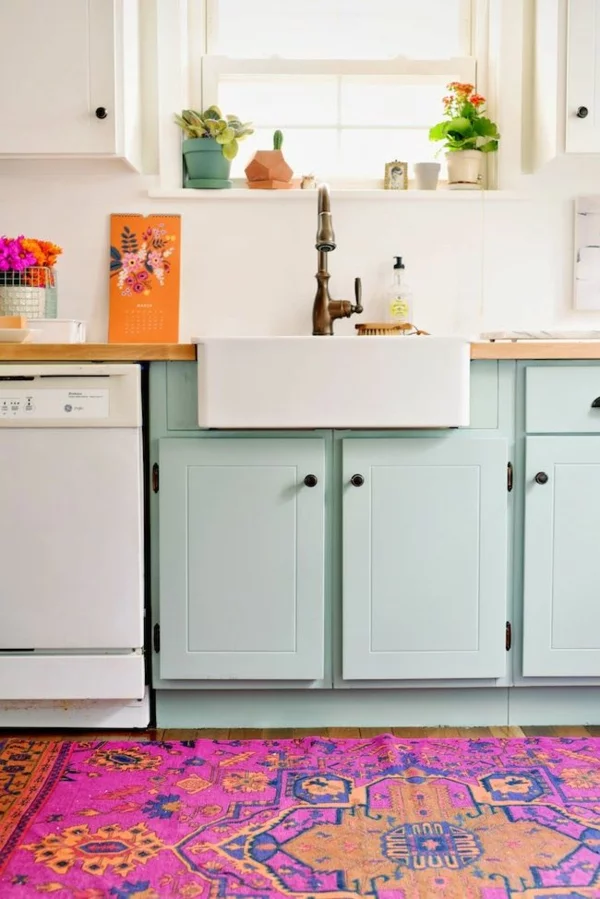 küche gestalten farbiger teppich hellgrüne küchenschränke