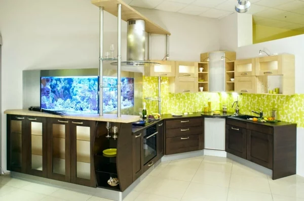 küchengestaltung braune küchenschränke aquarium küchenrückwand