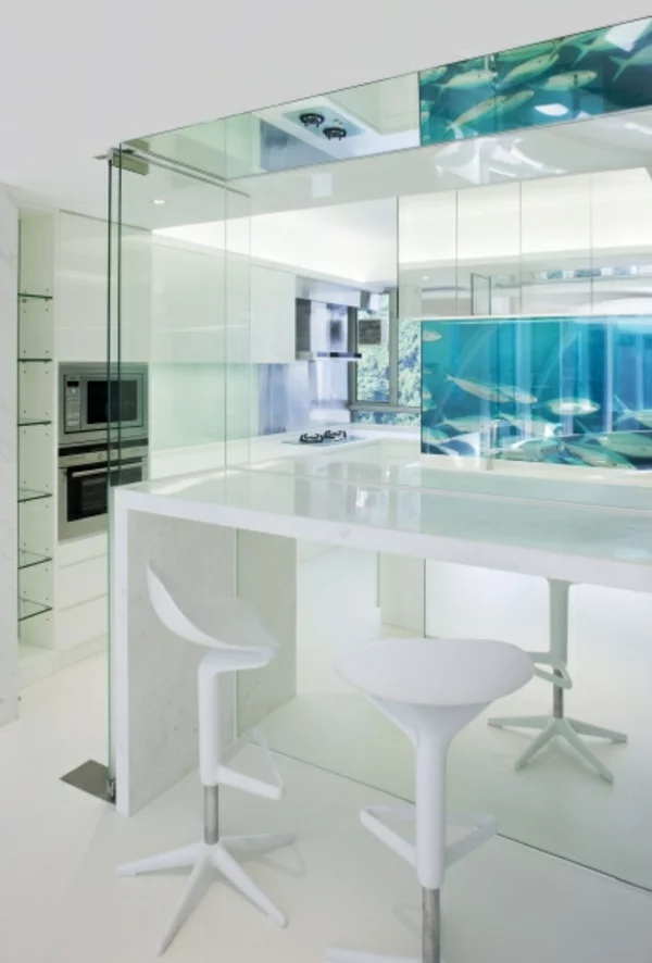 küchengestaltung dekoideen fische aquarium weißes interieur