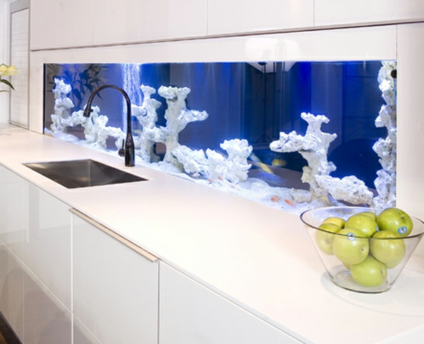 küchengestaltung ideen weiß aquarium integrieren