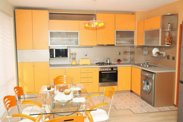 küchenplanung orange küchenschränke metallic gläserner esstisch