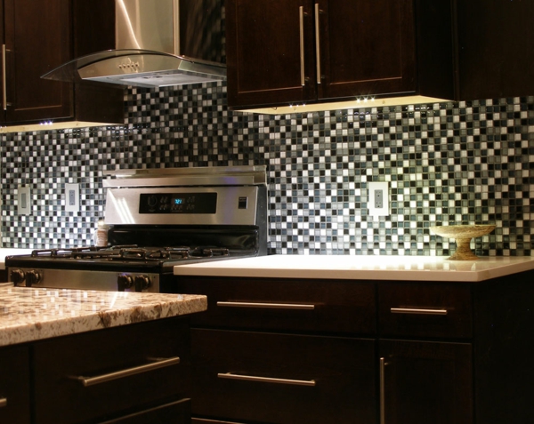küchenrückwand ideen mosaikfliesen schwarz weiß küchenspiegel