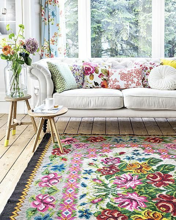 landhaus sofa wohnzimmer farbiger teppich beistelltisch