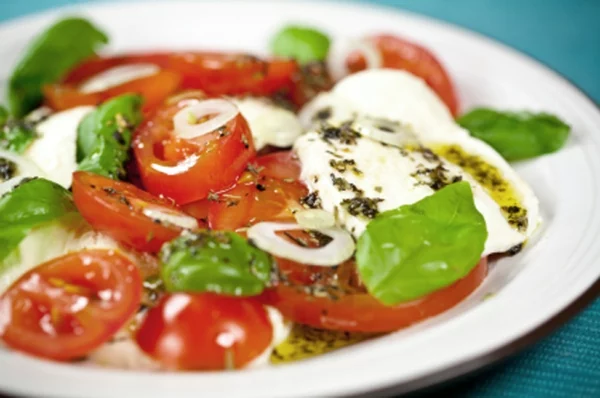 leckeres gesundes essen frisches gemüse salat mozzarella tomaten basilikum