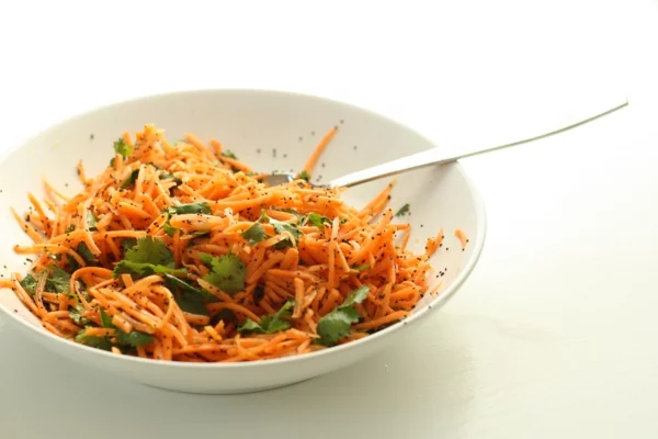 leckeres gesundes essen frisches salat möhren koriander petersilie