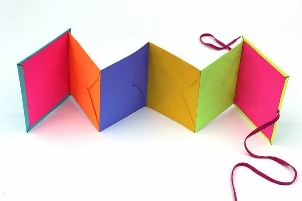 Leporello basteln ein Faltbuch selber machen aus Papier oder farbigen Umschlägen