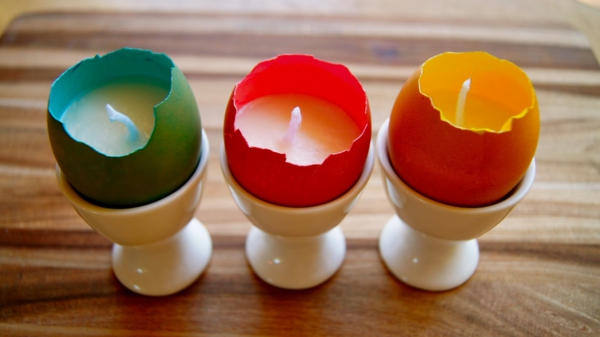osterkerzen eierschalen grelle farben weiße eierbecher