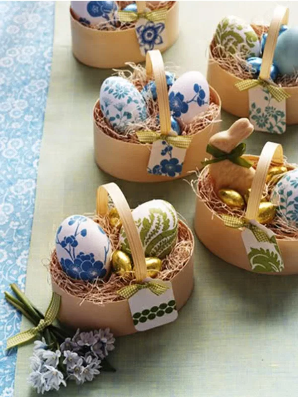 Osterkorb basteln einfache Körbchen bunt gefärbte Eier Stroh und Heu