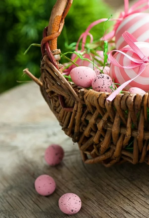 Osterkorb basteln Kunstgras rosa Eier Kugeln mit Schleife rustikales DIY Projekt 
