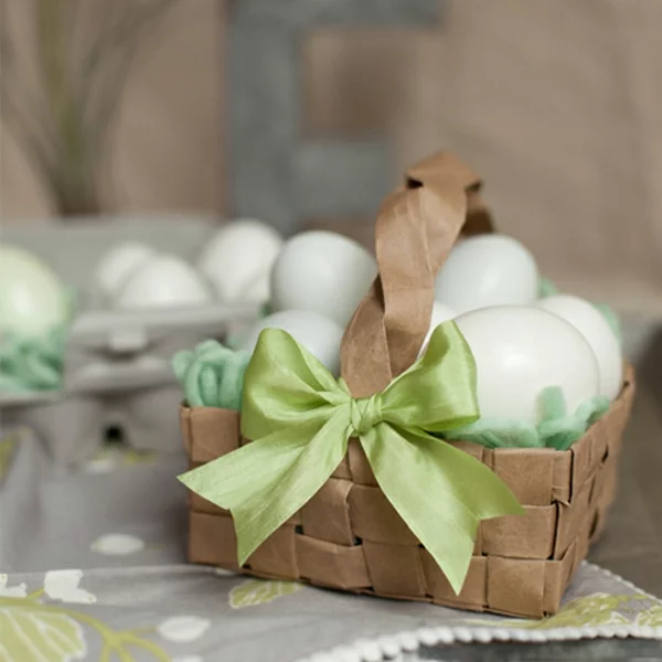 Osterkorb basteln aus Pappe grüne Schleife weiße Eier aus Kunststoff schöne Deko 