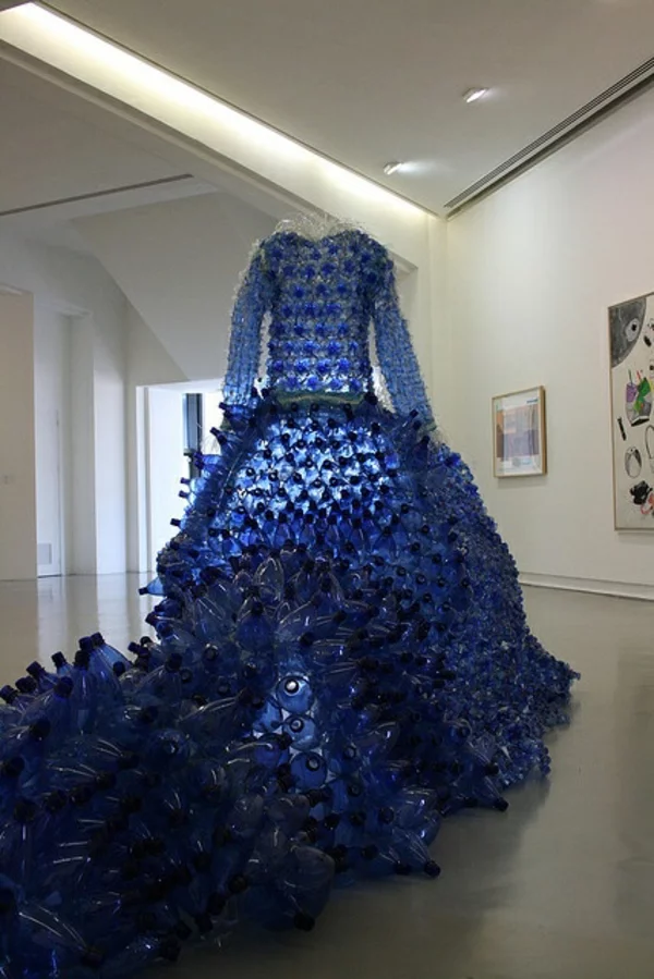 plastik kunst designermode skulpturen aus plastikbesteck designerkleid