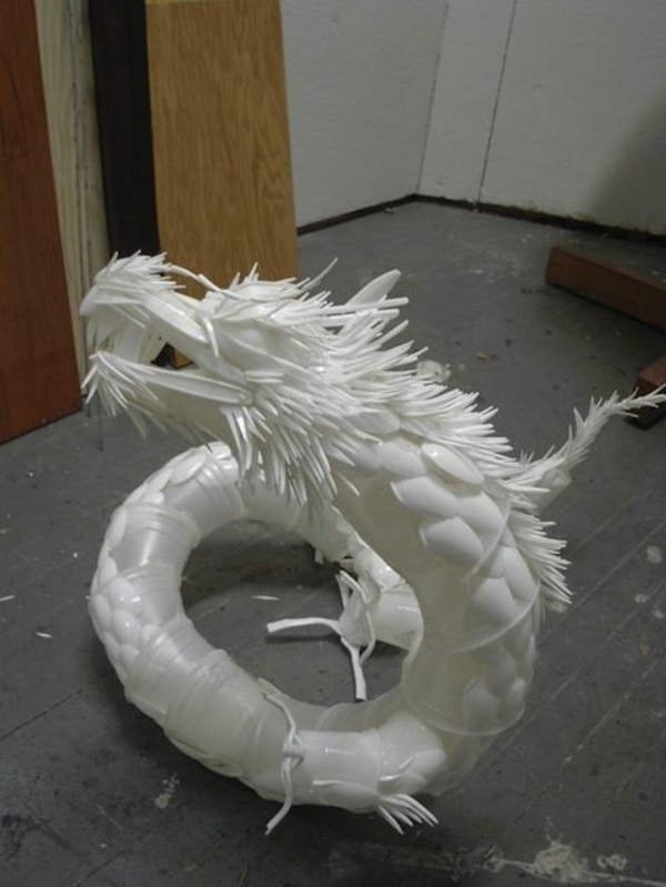 plastik kunst designermode skulpturen aus plastikbesteck fisch drachen