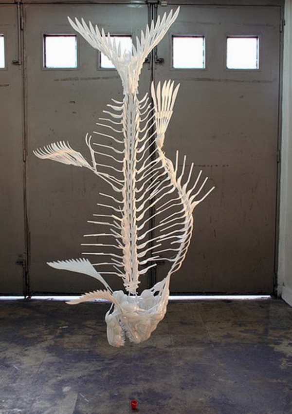 plastik kunst designermode skulpturen aus plastikbesteck fisch fischgräten