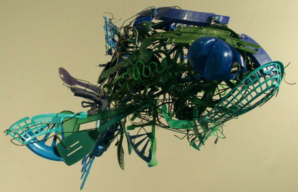 plastik kunst designermode skulpturen aus plastikbesteck fisch