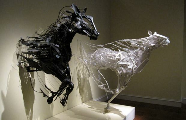 plastik kunst designermode skulpturen aus plastikbesteck pferde