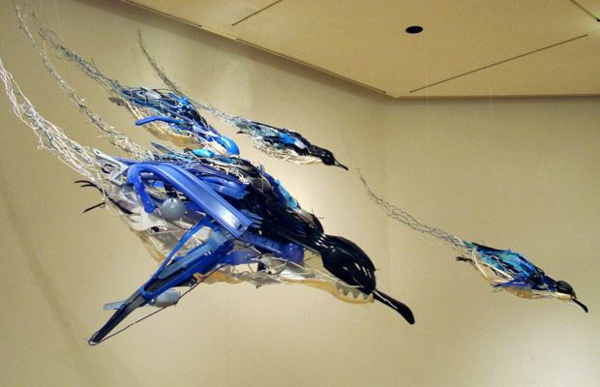 plastik kunst designermode skulpturen aus plastikbesteck vögelfischgräten