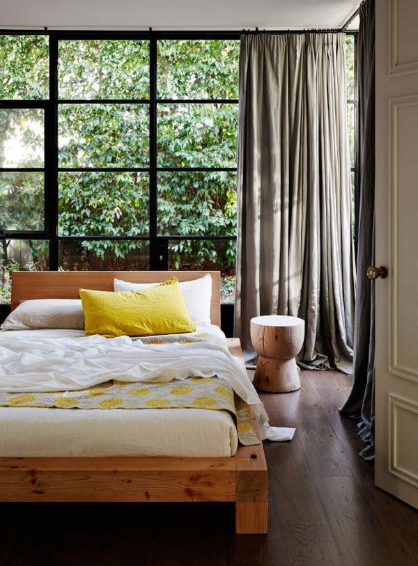 schlafzimmer design gelbe akzente hölzerner beistelltisch