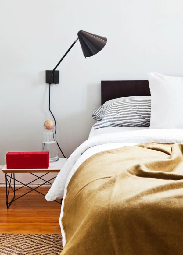 schlafzimmer design schlicht schwarze wandlampe
