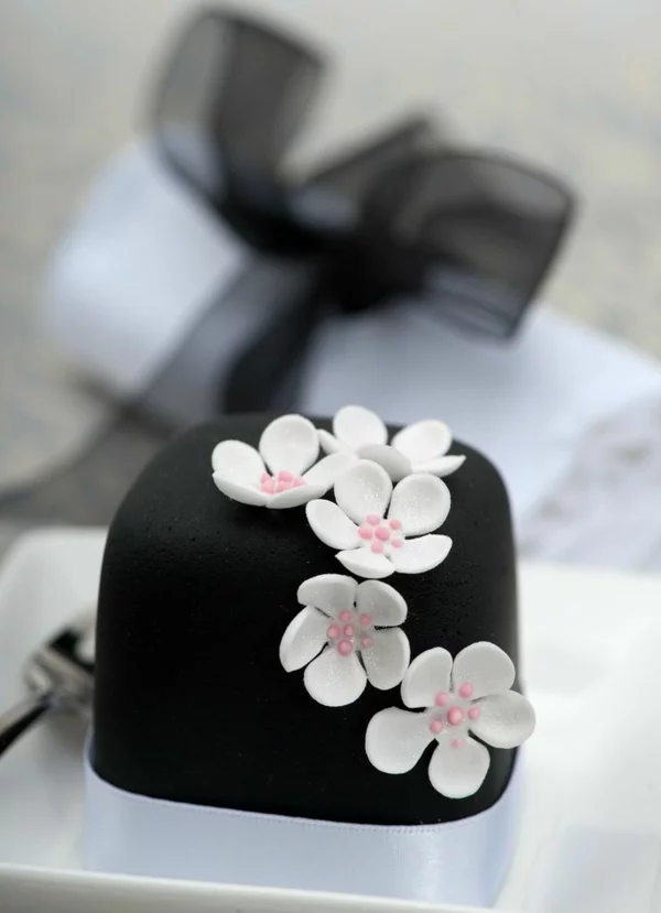 schwarzer mini kuchen weiße blüten