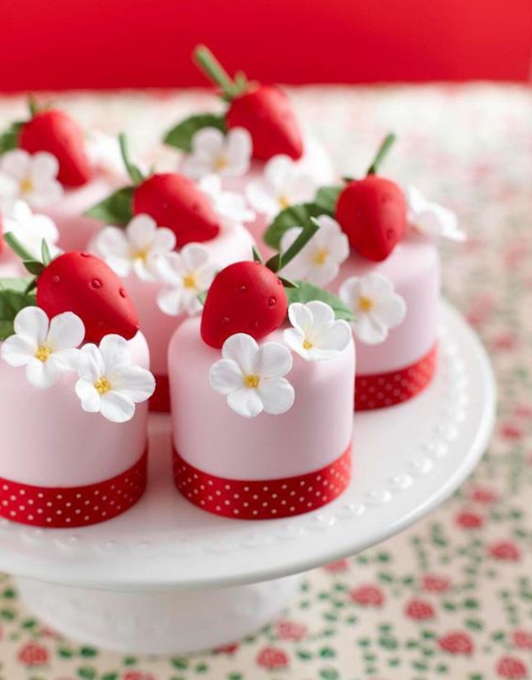 schöne mini kuchen dekorieren erdbeeren