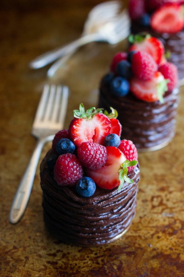 schöne mini kuchen verzieren früchte schokolade