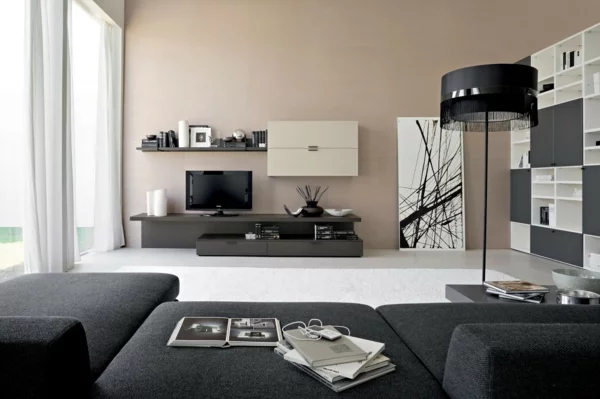 stehlampe wohnzimmer schwarzer lampenschirm graues sofa