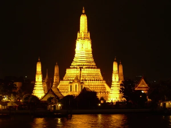 thailandurlaub reisen und urlaub Wat Arun bangkok bei nacht