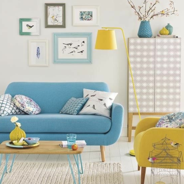 vintage couchtisch wohnzimmer blaues sofa gelber sessel