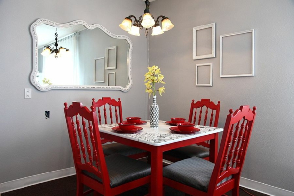 wandfarbe grau wandspiegel esszimmer rote stühle tisch