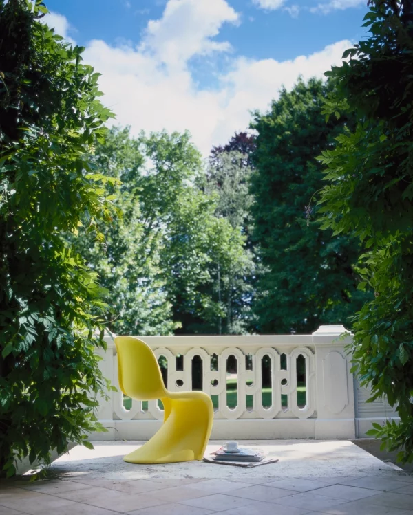 wohnungsgestaltung gelber panton stuhl terrasse