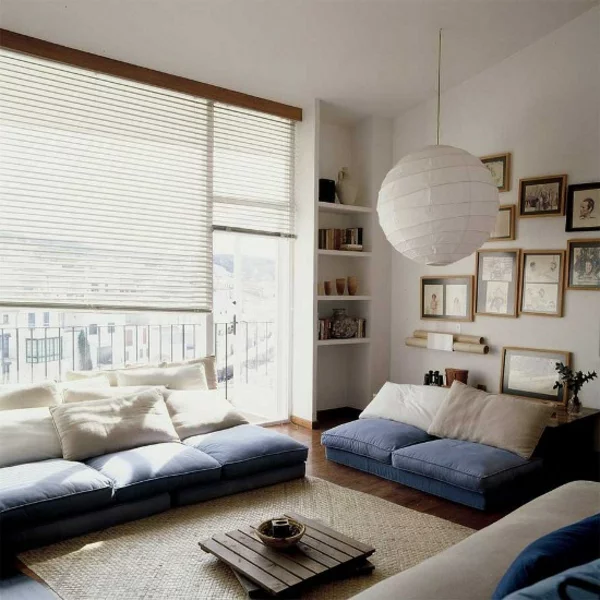 wohnzimmer beleuchtung papier lampenschirm blaues sofa rustikaler couchtisch