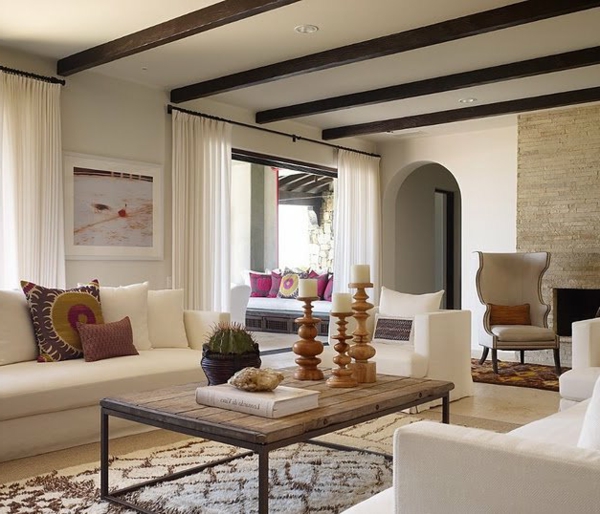 wohnzimmer design gemütlich kerzen weiße sofas helle gardinen