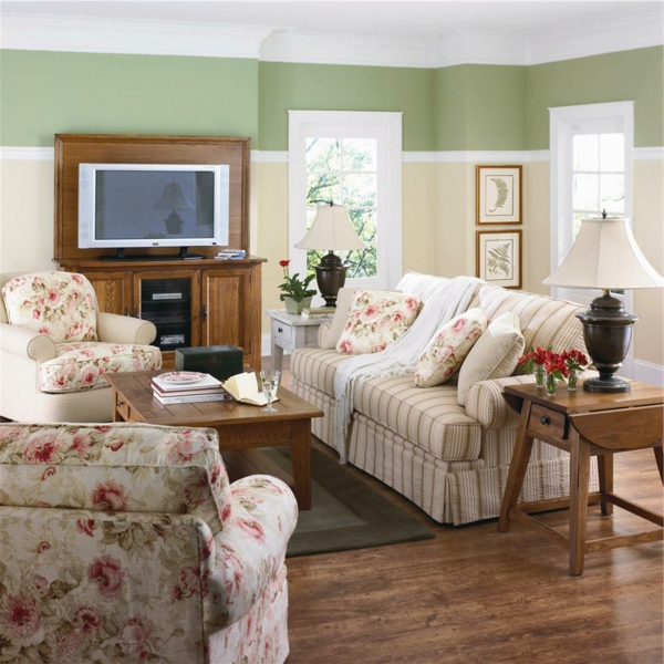 landhaus sofas wohnzimmer einrichten streifen florale elemente