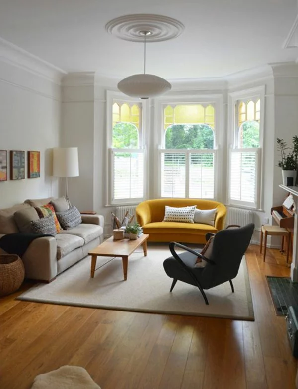 wohnzimmer gestalten gelbes sofa ausgefallener leuchter