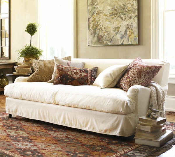 wohnzimmer sofa weiße sofahusse farbiger teppich