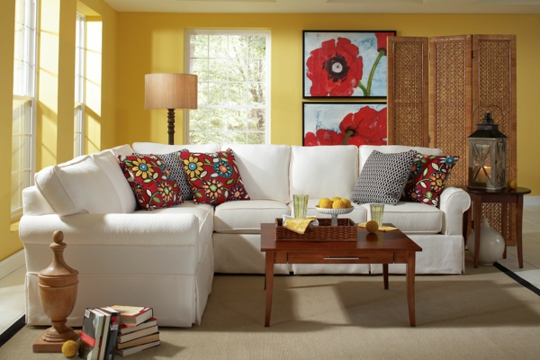 wohnzimmer weißes sofa landhausstil farbige dekokissen