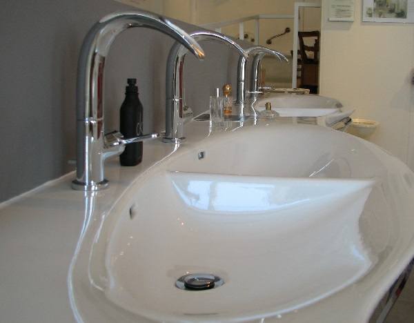 Badmöbel: Doppelwaschtisch als eine schicke und praktische Badidee