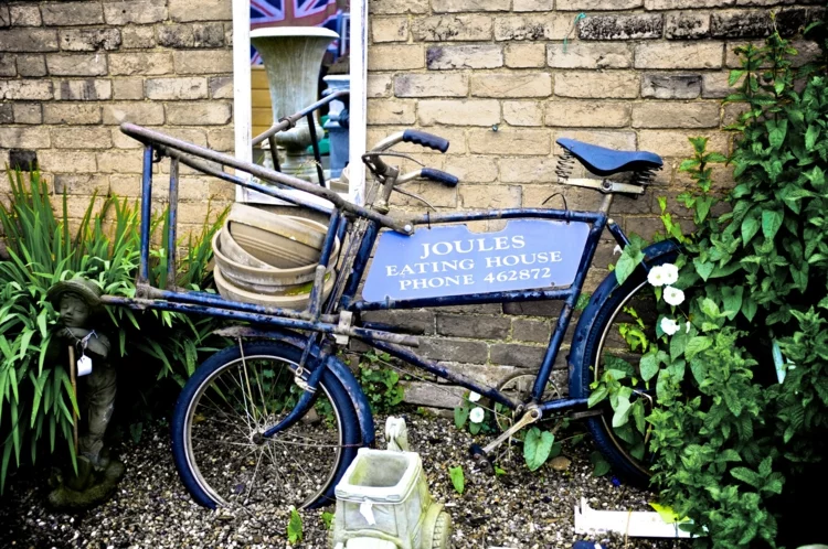 Gartenaccessoires und Gartendekoration vintage stil fahrrad