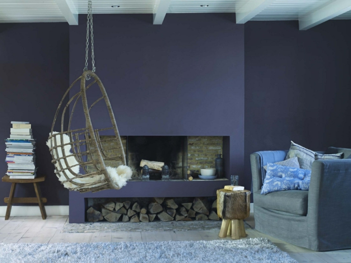 Psychologie der Farben wohnzimmer ideen wandfarbe lila hängekorbsessel