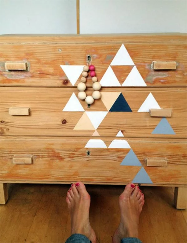 alte Möbel neu gestalten Holzkommode Dreiecke geometrische Formen als Farbakzente einsetzen