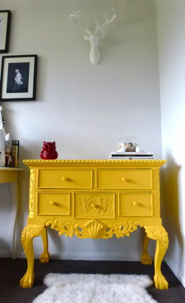 alte Möbel neu gestalten Retro Holzkommode restaurieren gelb streichen zum Hingucker machen